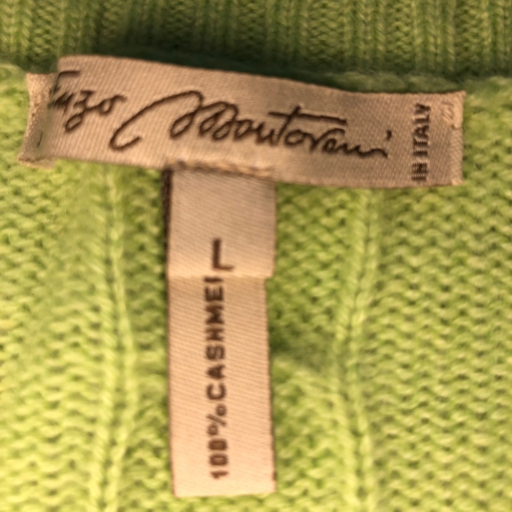 Cashmere lg sleeve v neck sweater.
